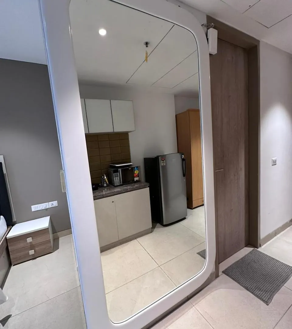 Luxury Studios Key 6 Γκουργκάον
