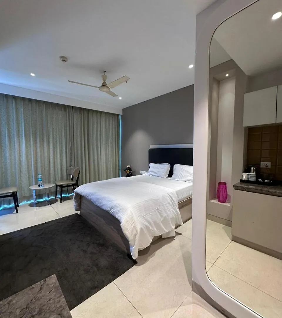 Luxury Studios Key 6 Γκουργκάον